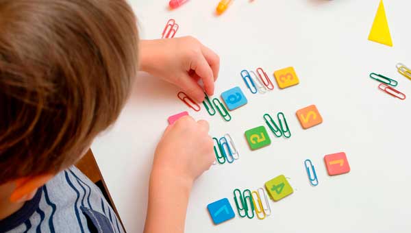 Когда играете просите ребенка считать предметы и игрушки