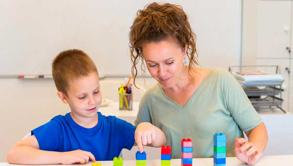 Когда играете просите ребенка считать предметы и игрушки