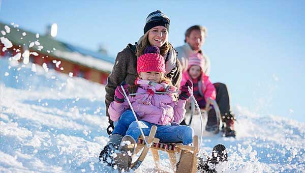 Правилом зимних игр с детьми обязана быть энергичность