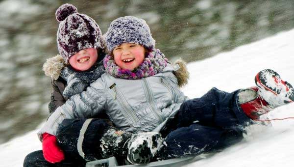 Правилом зимних игр с детьми обязана быть энергичность