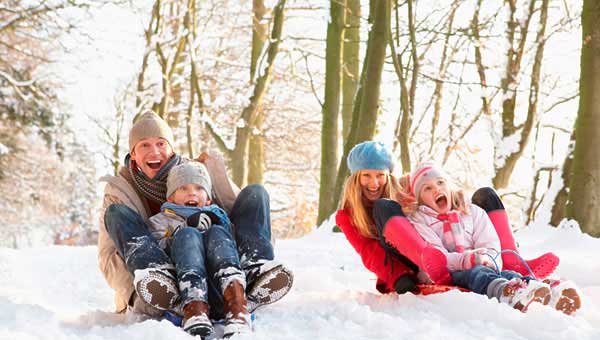 Правилом зимних игр с детьми обязана быть энергичность