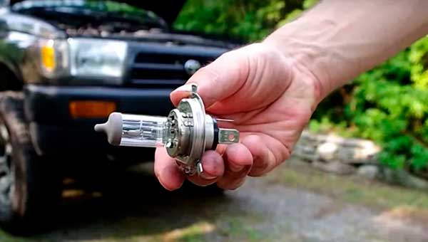 Почему лампочки часто перегорают в автомобиле