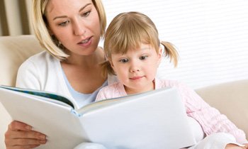 Ребенок просит родителей почитать сказку 